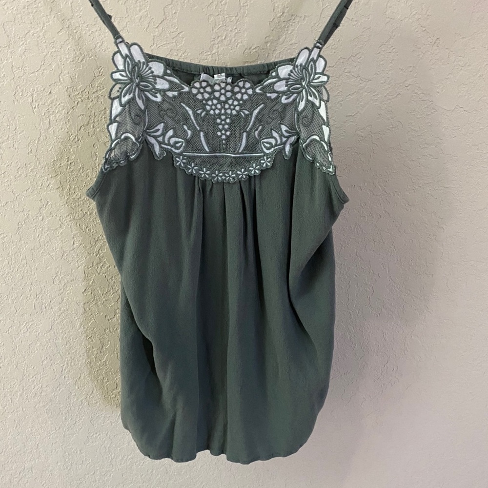 Cute green flowy lace tank top!